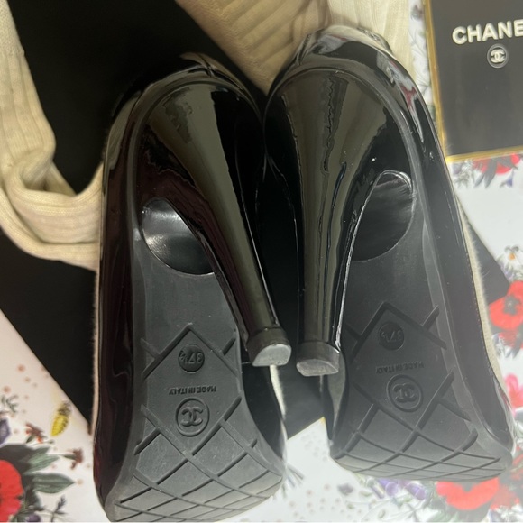 Chanel Ladies Shoes - Picture 7 of 16